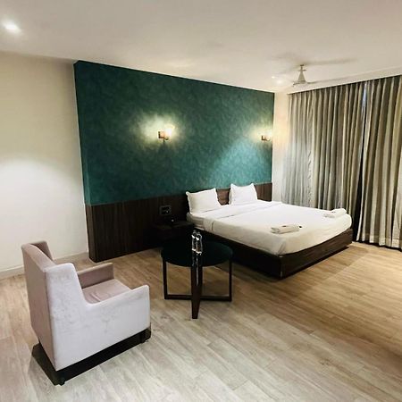 Hotel Elegant Inn สุรัต ภายนอก รูปภาพ