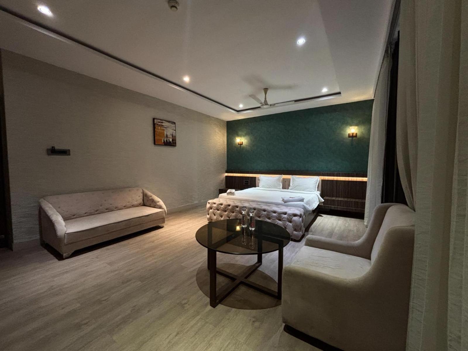 Hotel Elegant Inn สุรัต ภายนอก รูปภาพ