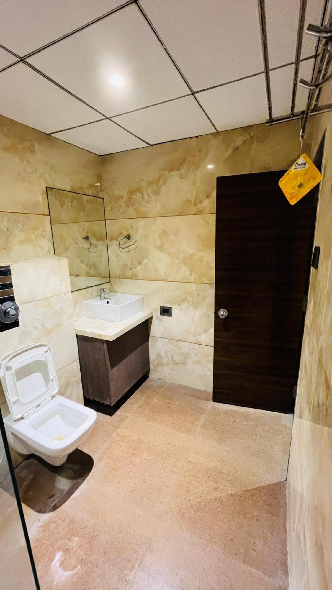 Hotel Elegant Inn สุรัต ภายนอก รูปภาพ
