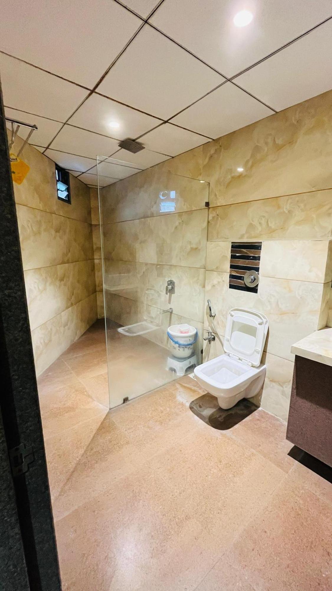 Hotel Elegant Inn สุรัต ภายนอก รูปภาพ