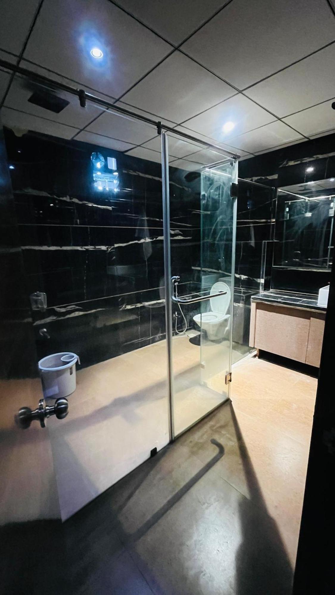 Hotel Elegant Inn สุรัต ภายนอก รูปภาพ