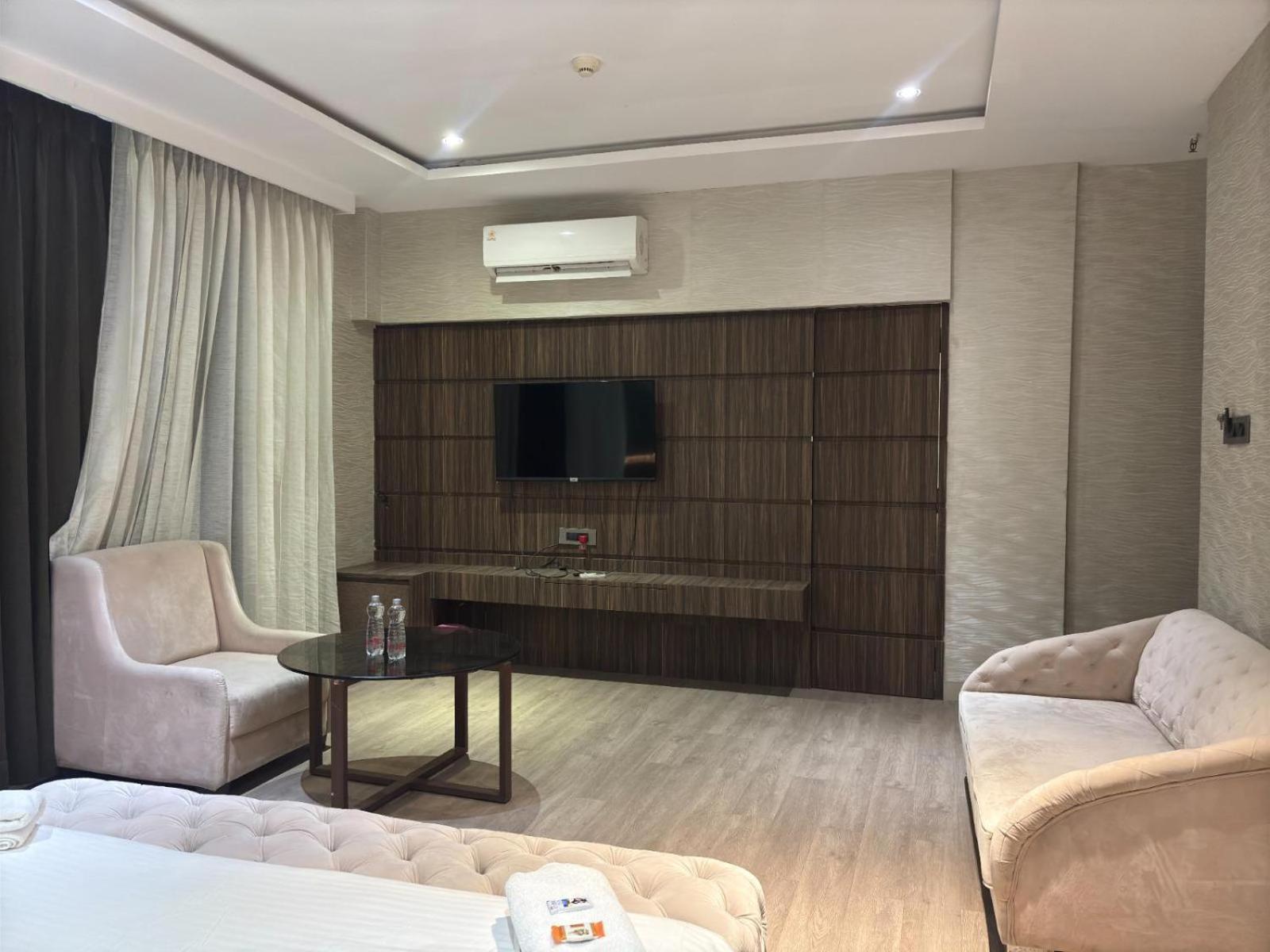 Hotel Elegant Inn สุรัต ภายนอก รูปภาพ