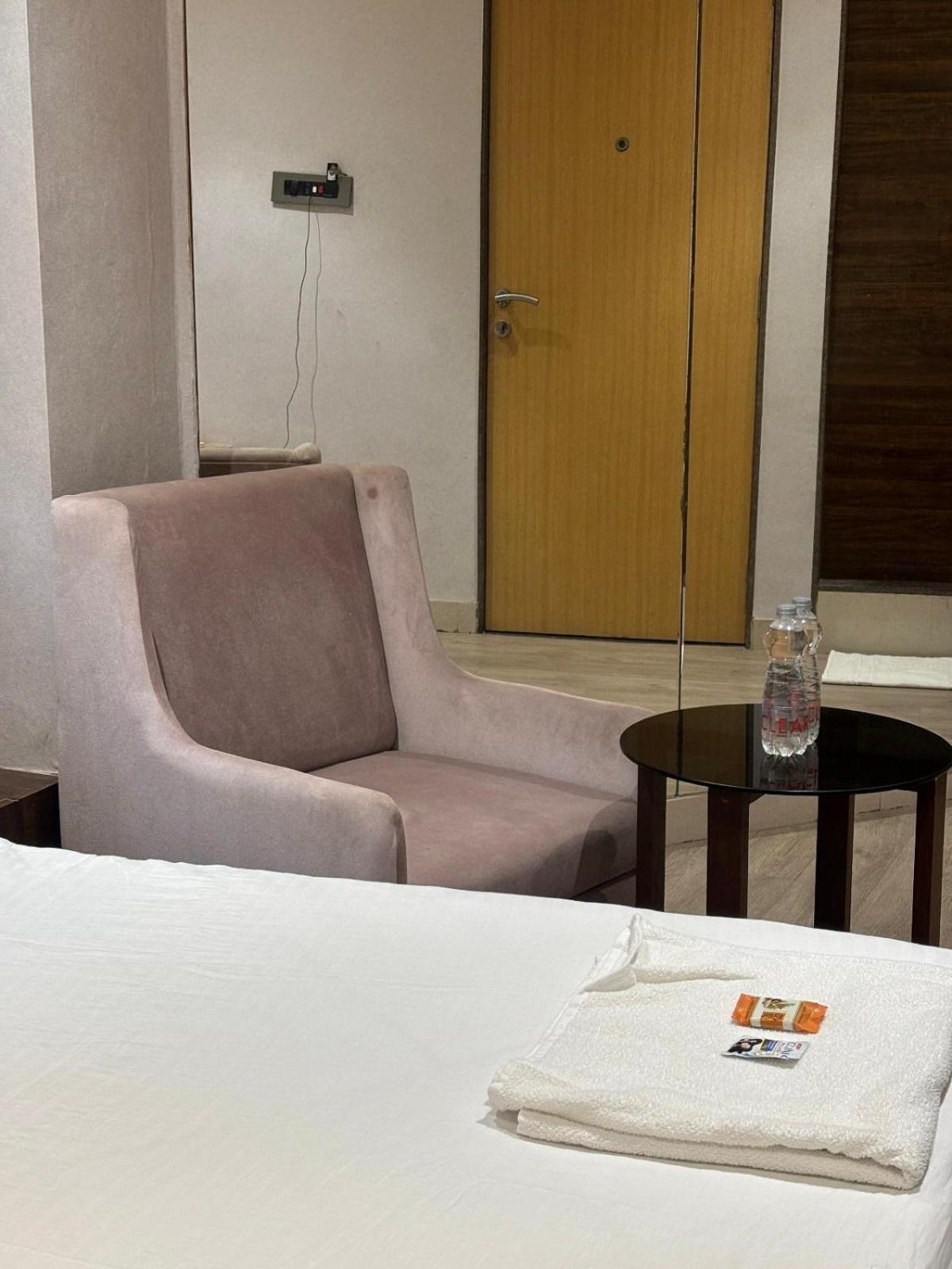Hotel Elegant Inn สุรัต ภายนอก รูปภาพ