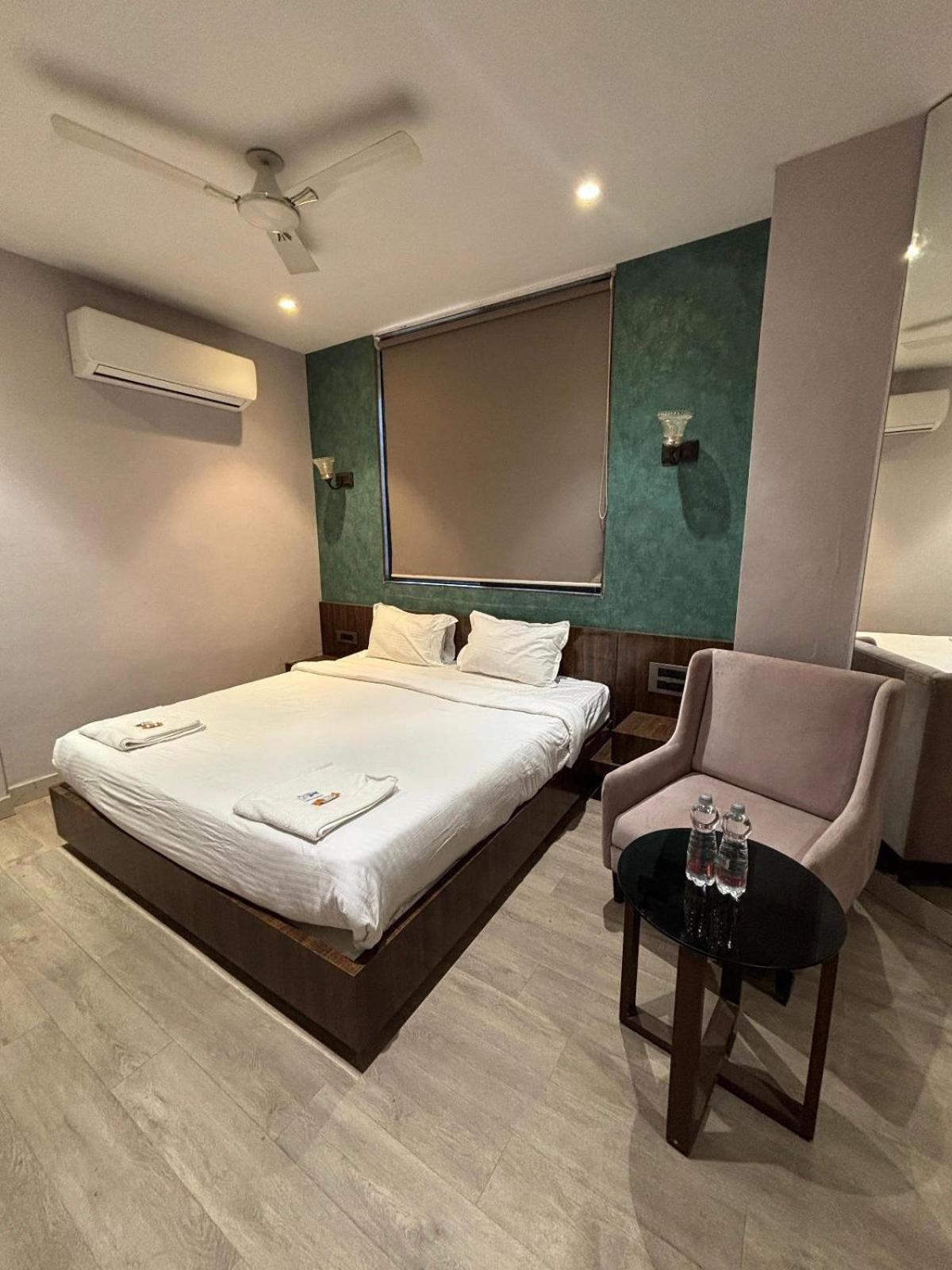 Hotel Elegant Inn สุรัต ภายนอก รูปภาพ