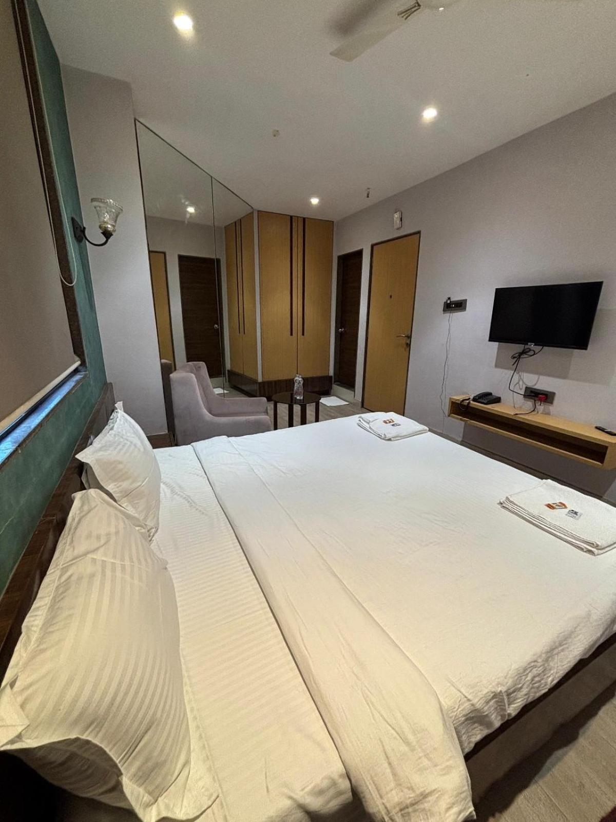 Hotel Elegant Inn สุรัต ภายนอก รูปภาพ