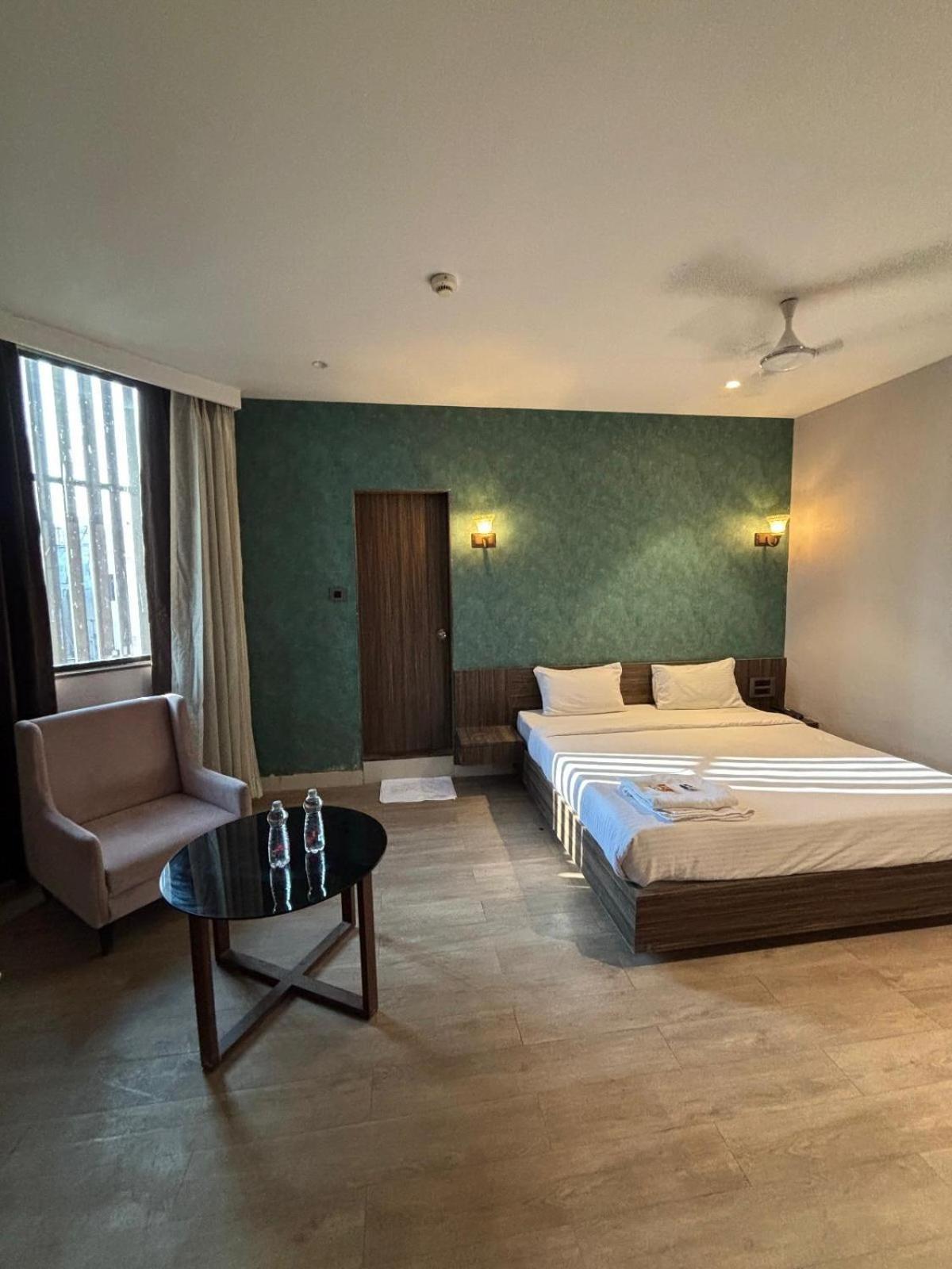 Hotel Elegant Inn สุรัต ภายนอก รูปภาพ