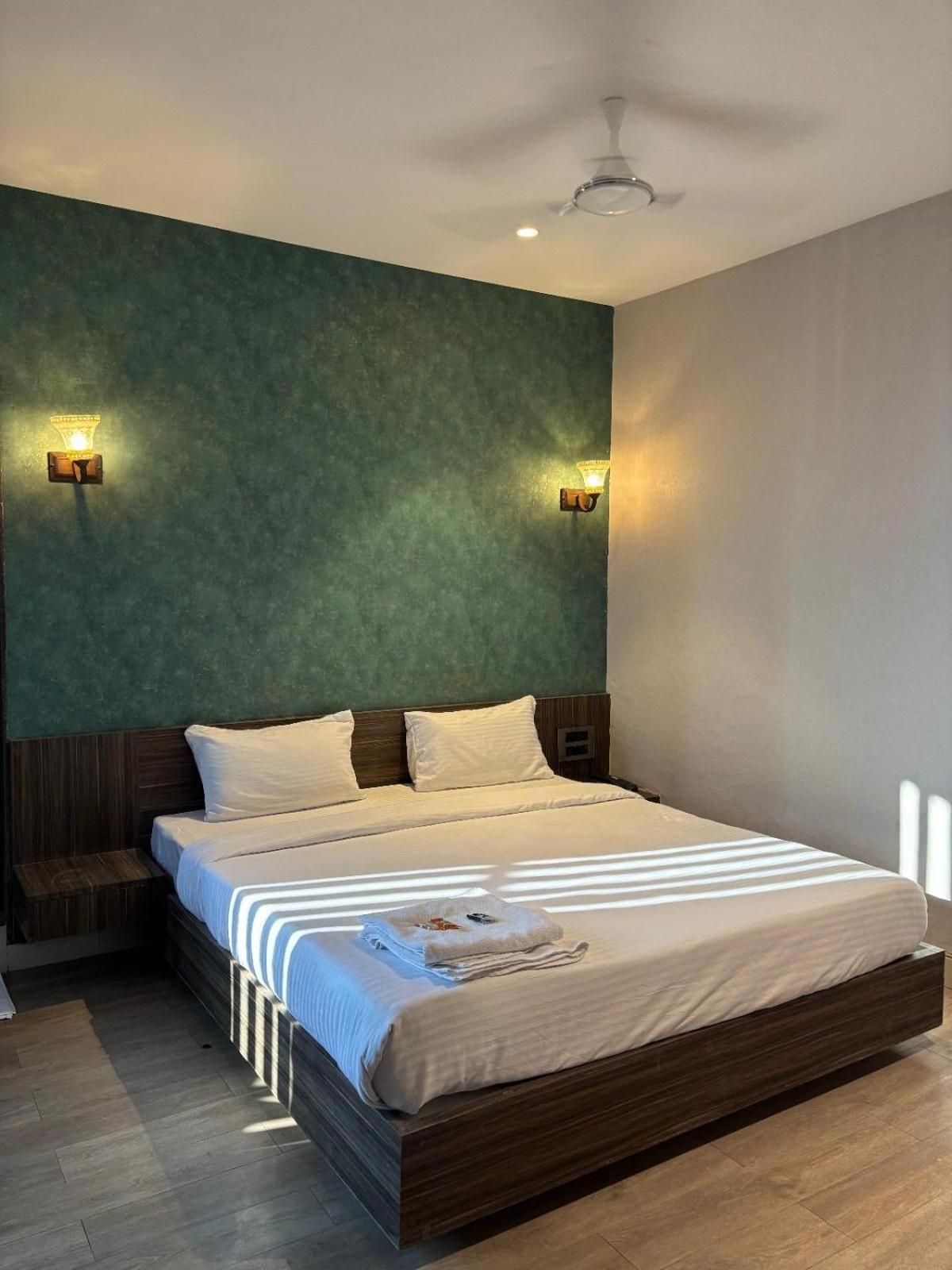 Hotel Elegant Inn สุรัต ภายนอก รูปภาพ