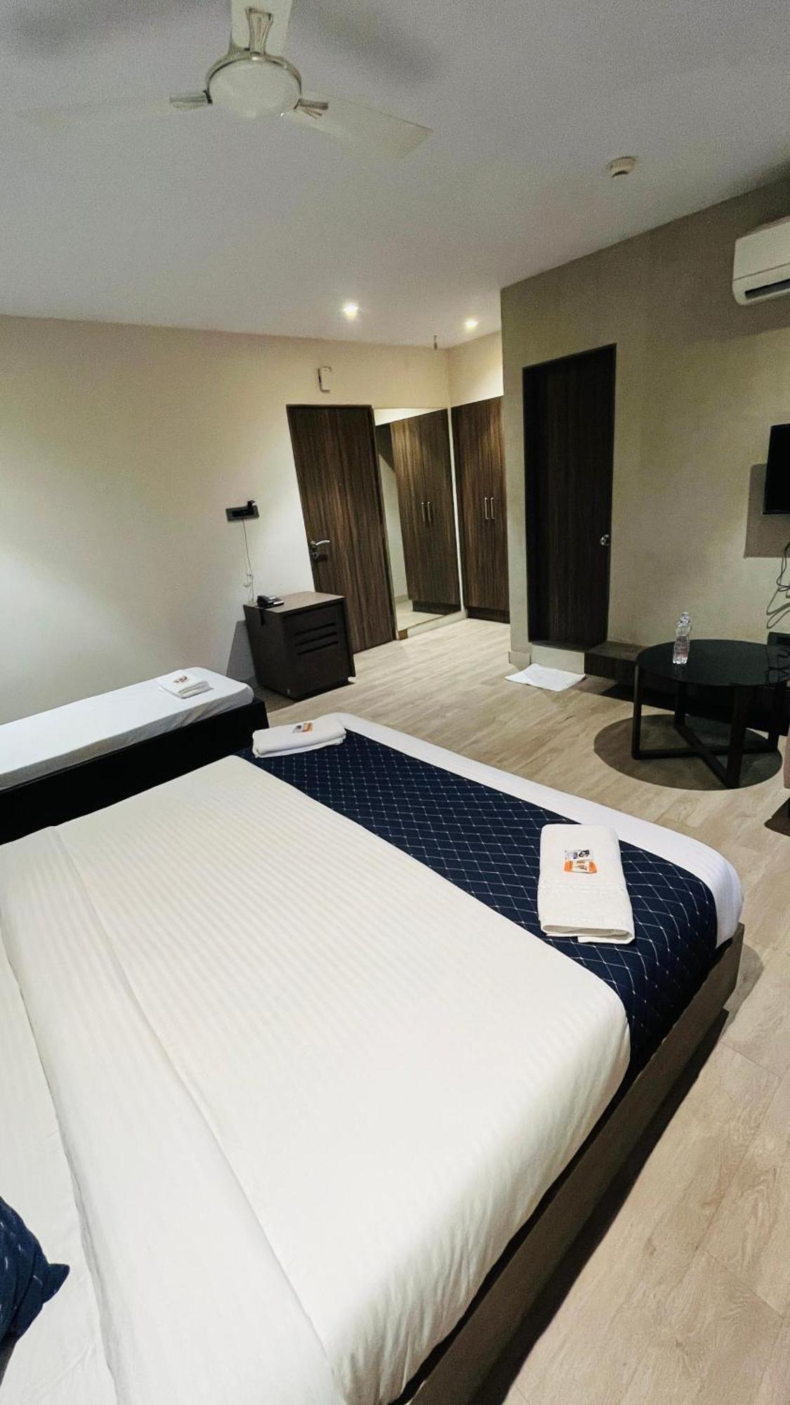 Hotel Elegant Inn สุรัต ภายนอก รูปภาพ