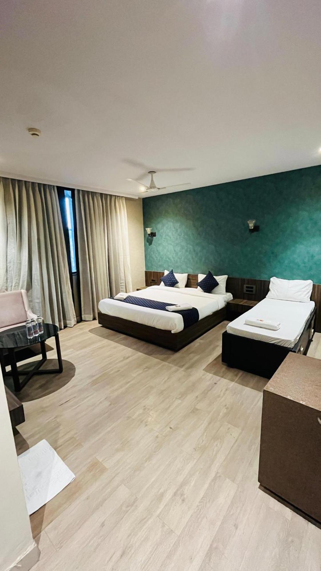 Hotel Elegant Inn สุรัต ภายนอก รูปภาพ