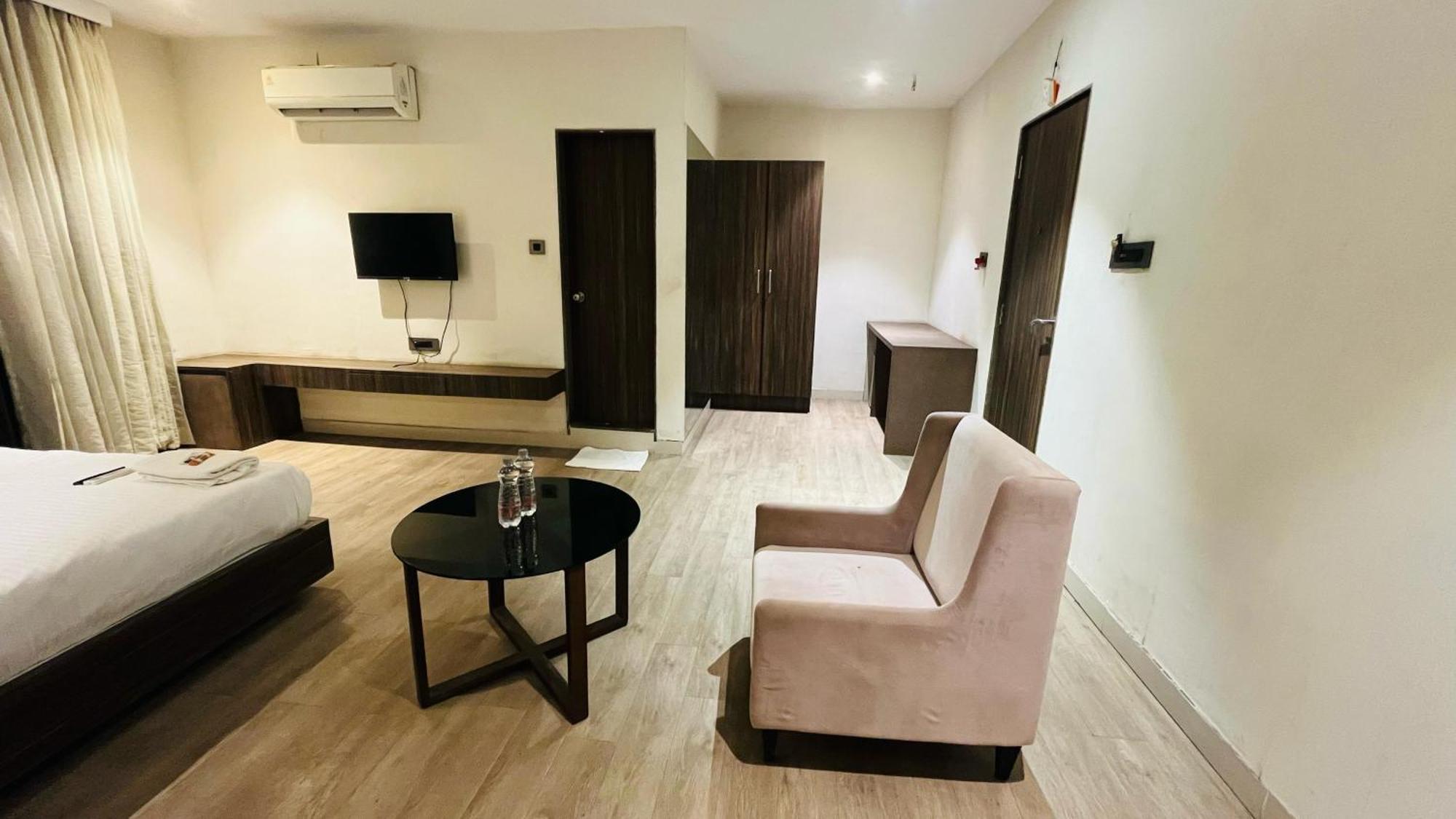 Hotel Elegant Inn สุรัต ภายนอก รูปภาพ
