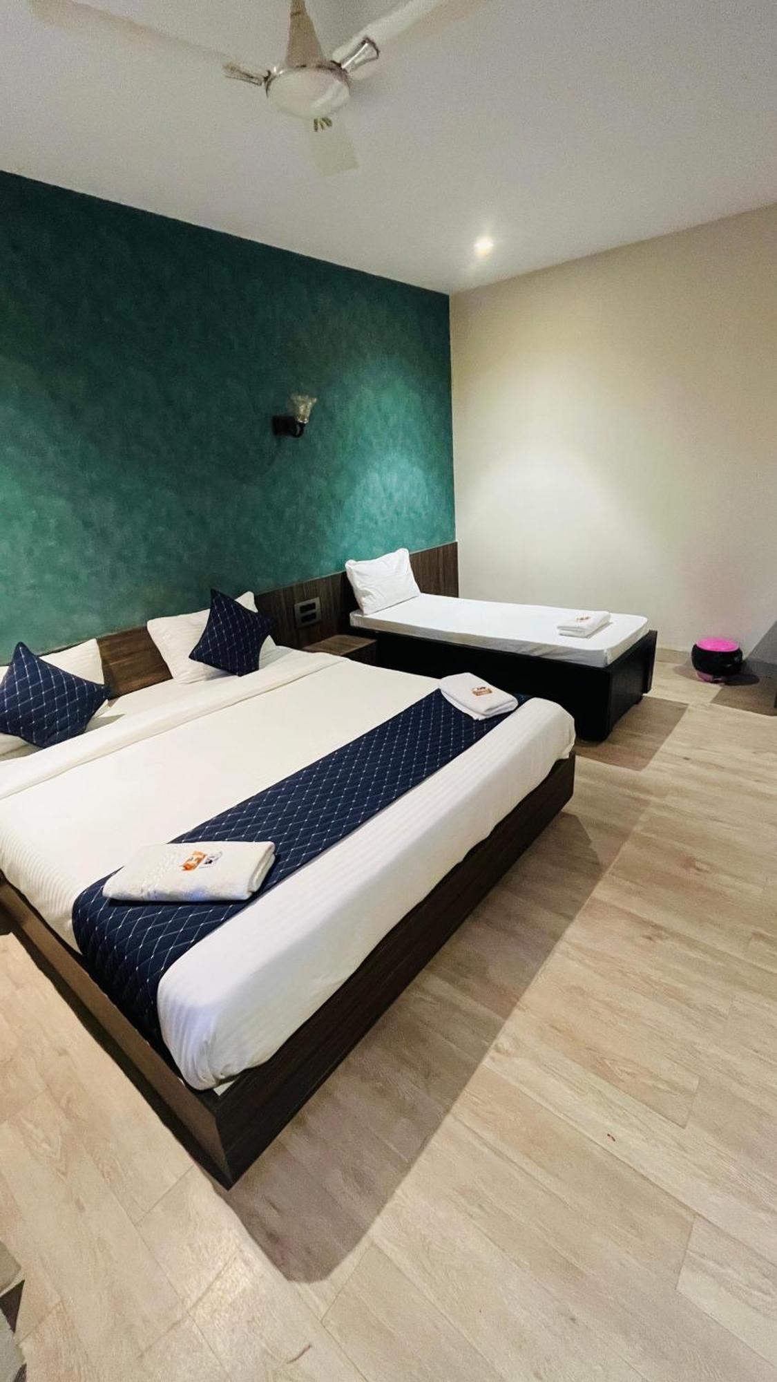 Hotel Elegant Inn สุรัต ภายนอก รูปภาพ