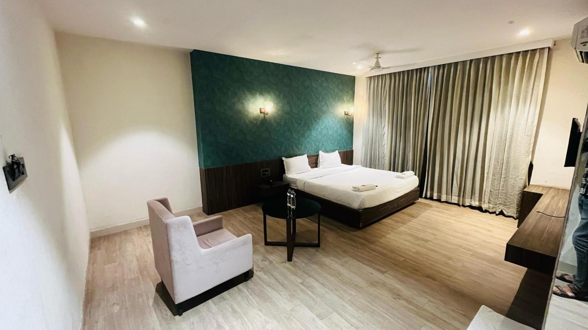 Hotel Elegant Inn สุรัต ภายนอก รูปภาพ