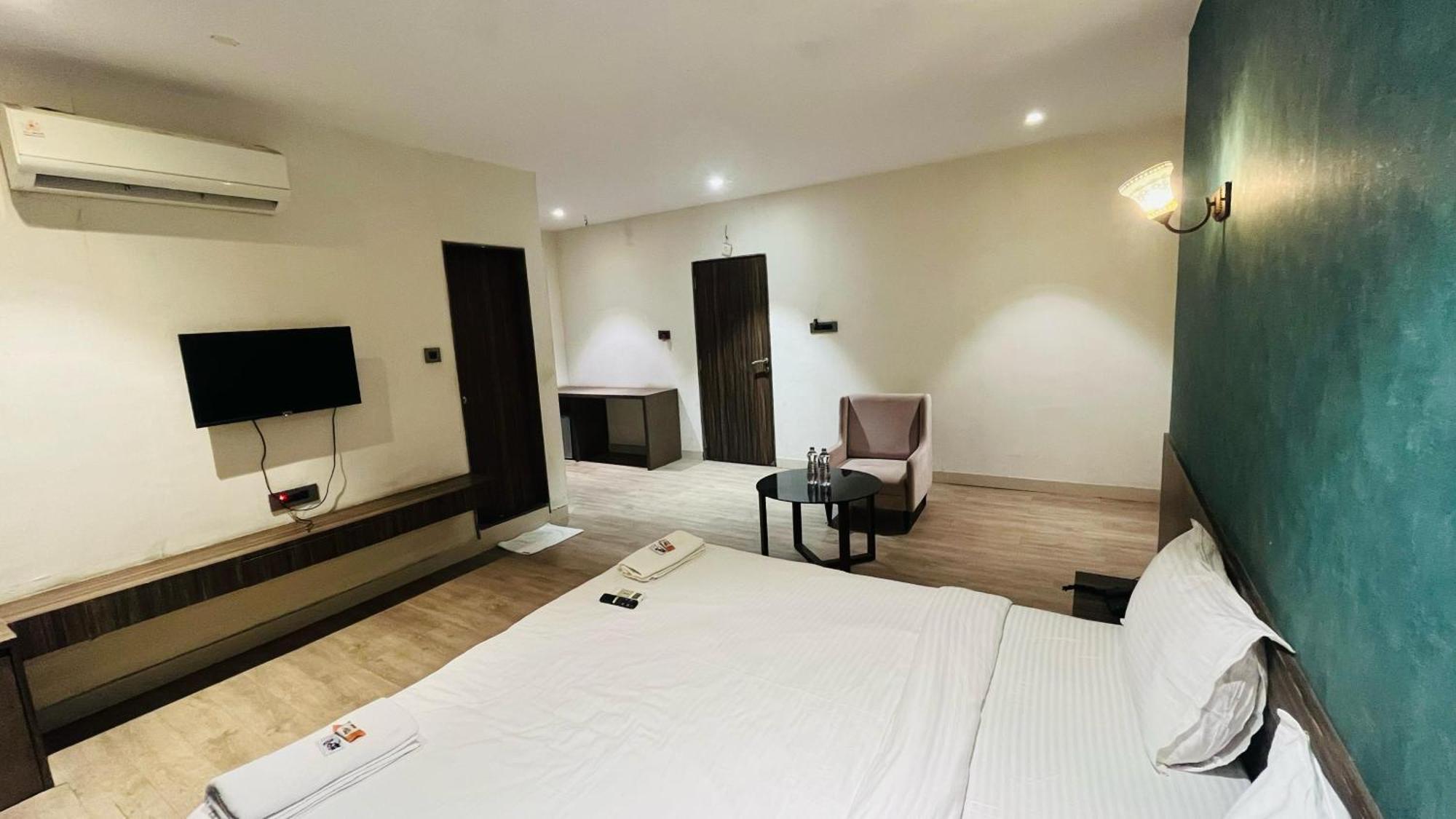 Hotel Elegant Inn สุรัต ภายนอก รูปภาพ